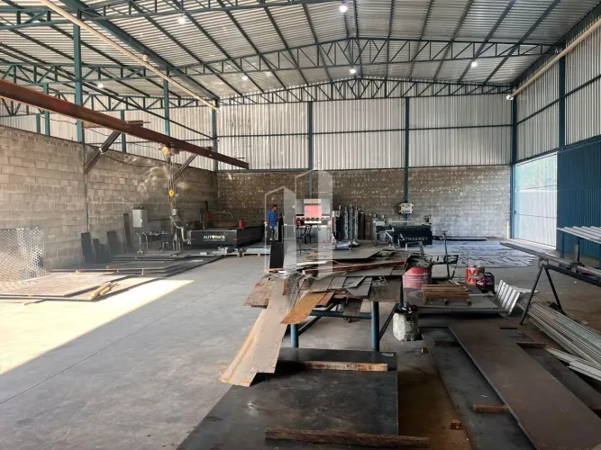 Galpão Comercial à Venda em Senador Canedo - 1420m²