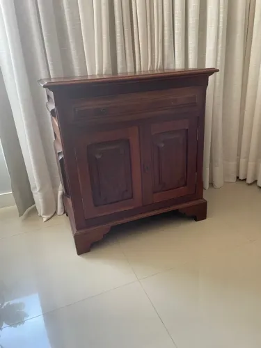 Móvel de sala com gaveta de madeira
