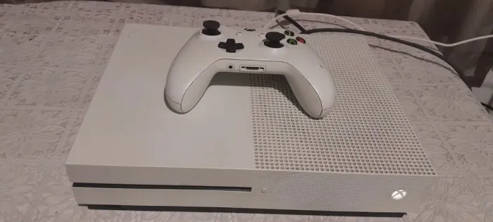Xbox One s com controle