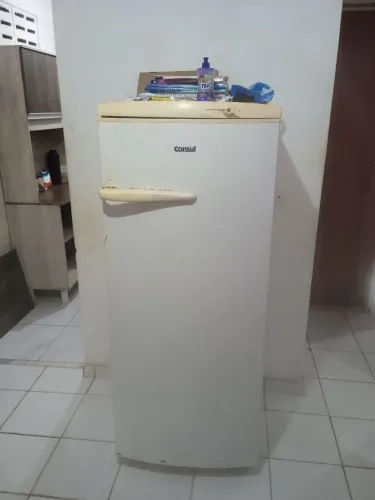 Vendo uma geladeira, não tá funcionando, não tá gelando, vendendo pra retirada de peças.