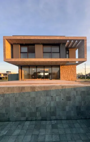 Casa em condomínio à venda em Eldorado do Sul | 307.76m² | Piscina à beira lago e elevador