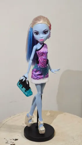 monster high - abbey bominable scaris 2012 completa