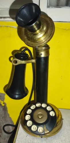 Telefone antigo tipo castiçal