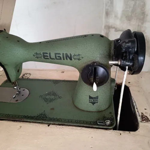 Máquina de costura Elgin bem conservada e bancada em madeira perfeita só precisa pintar