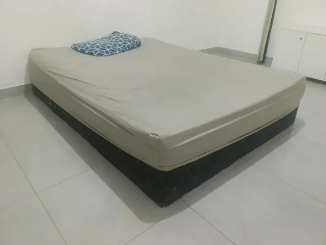 Estou vendendo uma cama de casal é dois armários pequenos