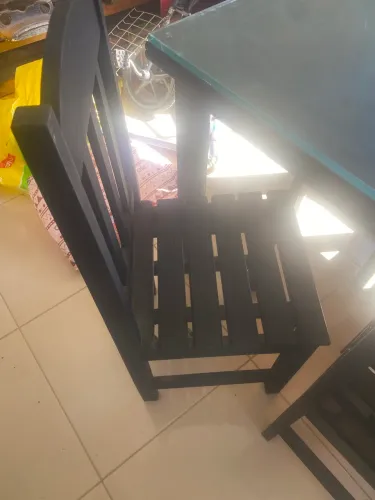 Mesa com quatro cadeiras preta