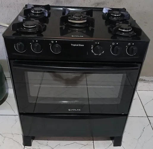 Vendo fogão 5 bocas mesa de vidro,não é elétrico