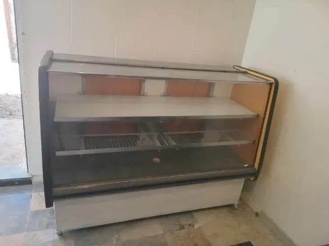 Balcão expositor refrigerado.
