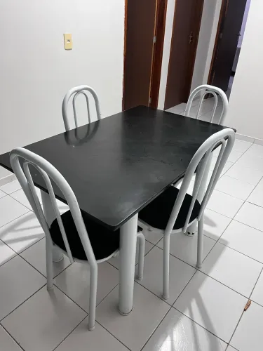 Mesa em ótimo estado com 4 cadeiras