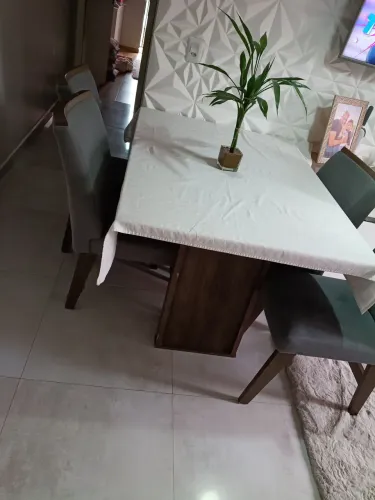 Vendo mesa com 4 cadeiras estofadas tampao esmaltado