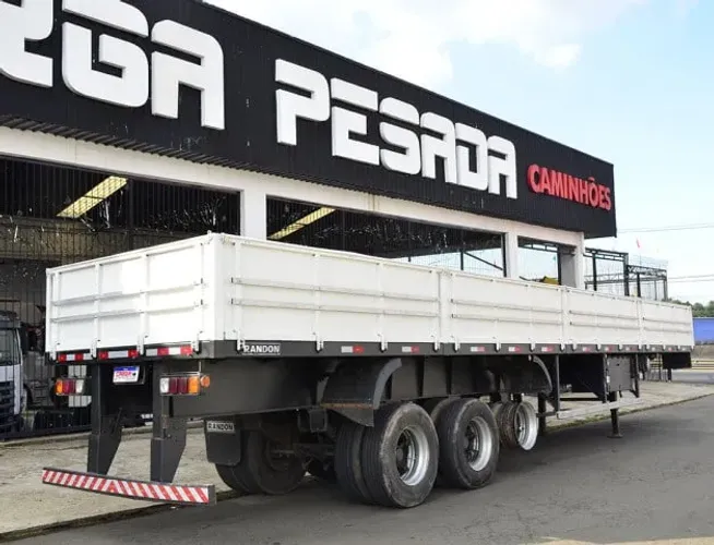 Randon carreta carga seca 3 eixos ano 2012  com pneus