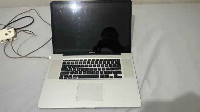 Macbook Pro 17 polegadas com defeito 