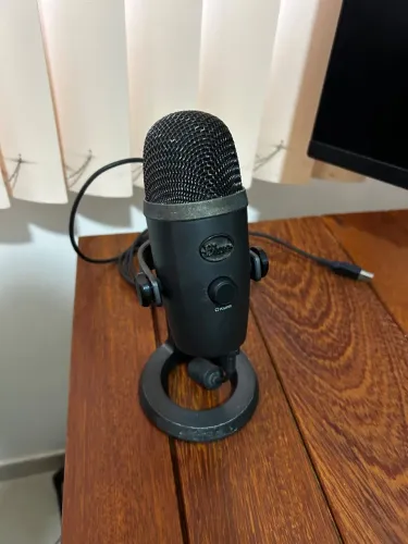 Microfone Blue Yeti Nano + Webcam Logitech