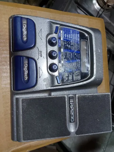 Pedaleira De Guitarra Digitech RP200, pra consertar/tirar peças 