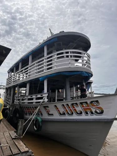 Barco de madeira com motor e inversor