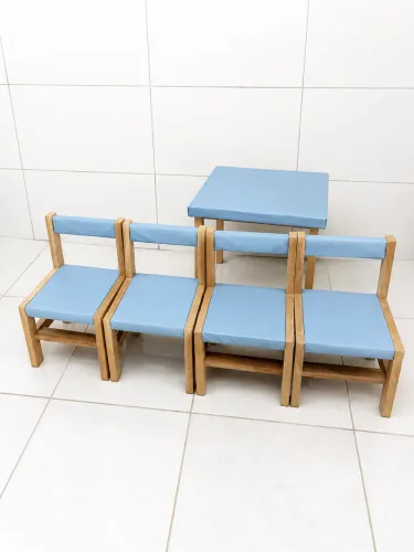 Mesa com cadeira infantil 