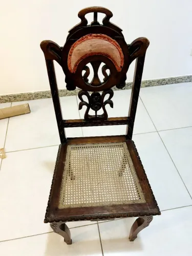 Cadeira de antiquário centenária linda