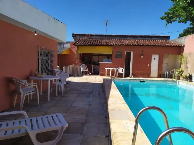 Casa com piscina gigante a 2 quadras da praia | Espaço, lazer e preço de oportunidade por 