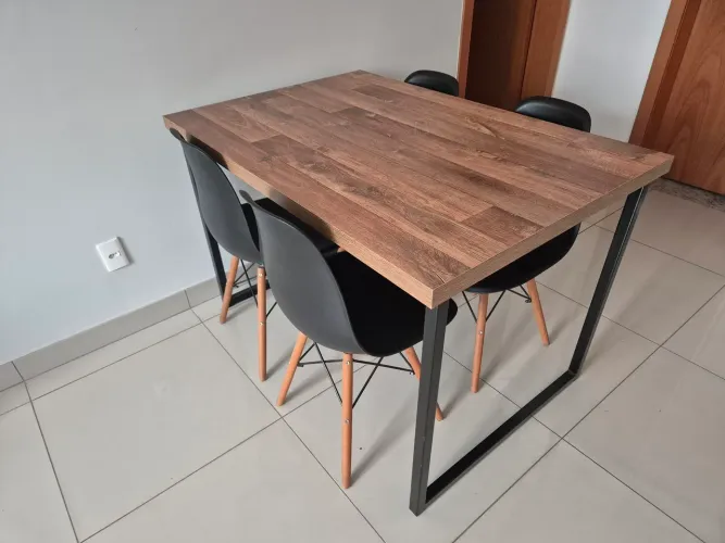 Mesa 4 cadeiras em MDF muito nova