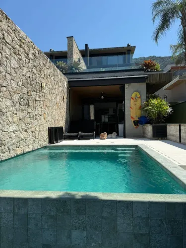 Casa à Venda frente ao mar na praia de Juquehy em condomínio