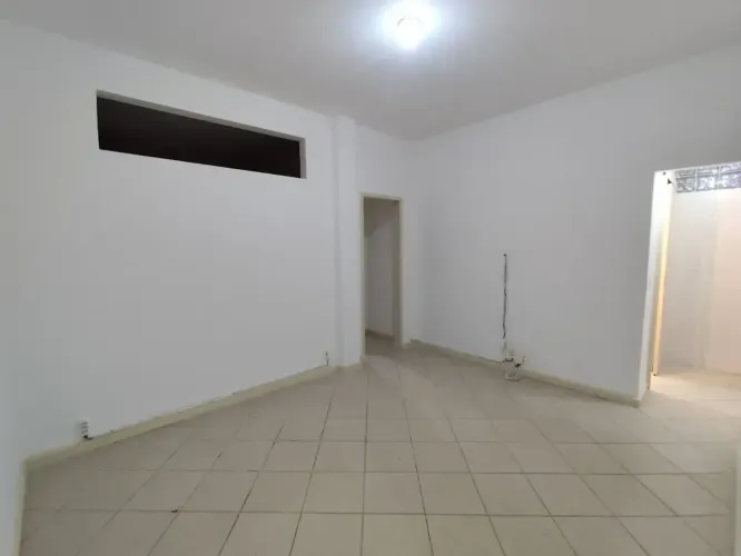 Silencioso apartamento térreo com jardim a 130 metros do metrô e museu do Catete.