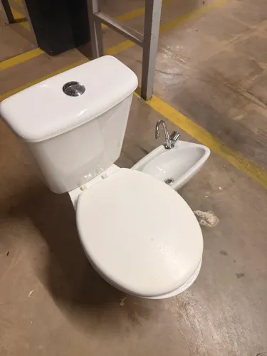 Vaso sanitário, caixa acoplada e pia Deca com torneira.