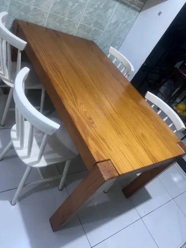Mesa de jantar de madeira