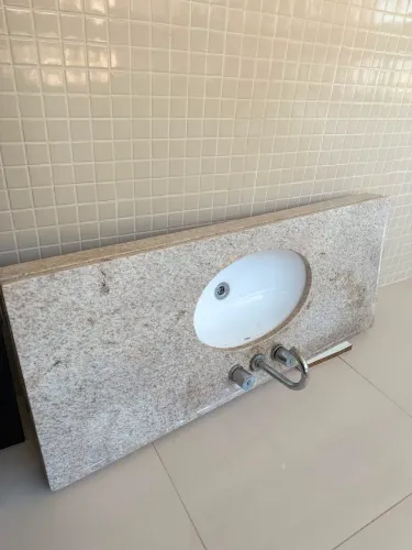 Pia de banheiro com bancada em granito (sem uso)