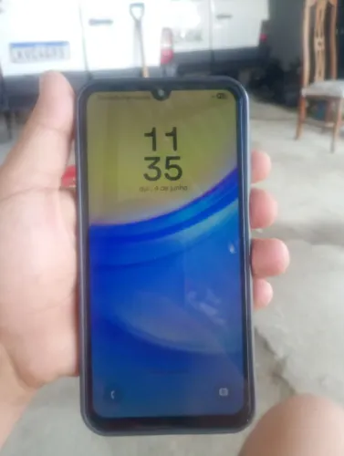 Vendo celular a 15 5G funcionando tudo bateria ok  128 gb de memora, 4gb de ram 