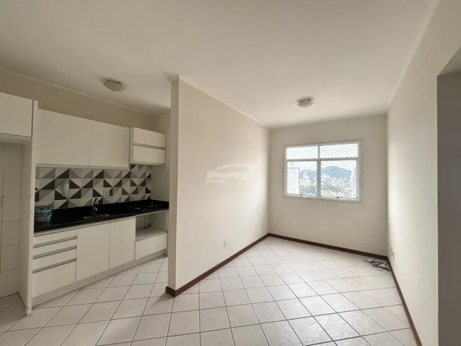 Apartamento semi mobiliado no bairro Vila Nova, com 02 dormitórios, sala de estar, jantar