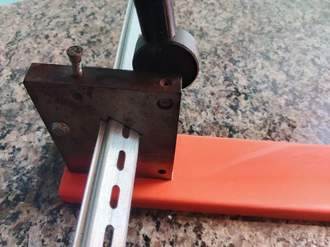 Guilhotina para Corte de trilho Din