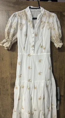 Vestido branco de renda e tênis 
