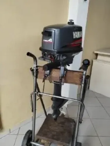 Motor de popa Yamaha de 4hp em perfeito estado ano 2010