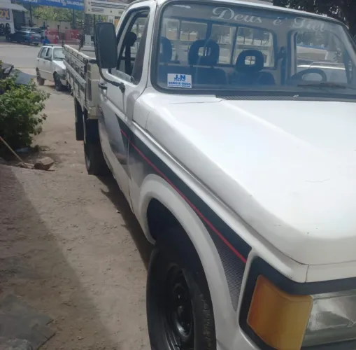 Vende-se ou troca-se uma Caminhonete ano 88