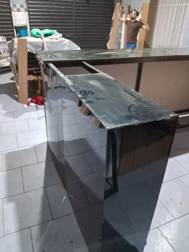 Balcão com estrutura metálica e pedra em granito