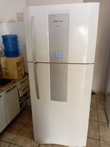 É uma geladeira maior que você precisa? Electrolux Infinity 553L