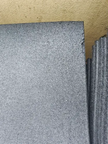Piso segunda linha com pequenas avarias