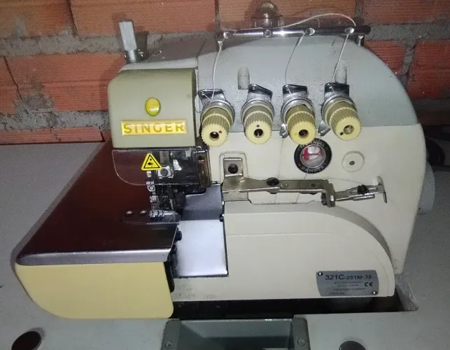 Máquina interloque Singer 321C-251M-35