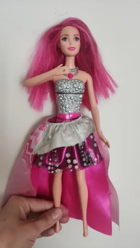 +3 boneca Barbie Courtney do filme Rock 'N Royals