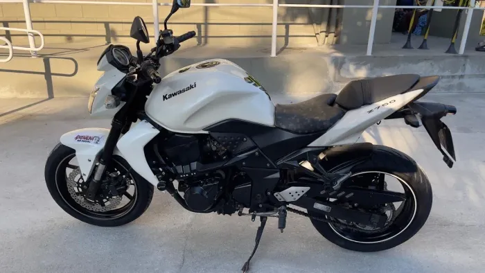 Vendo essa linda Kawasaki Z 750 por apenas 29.000 Mil