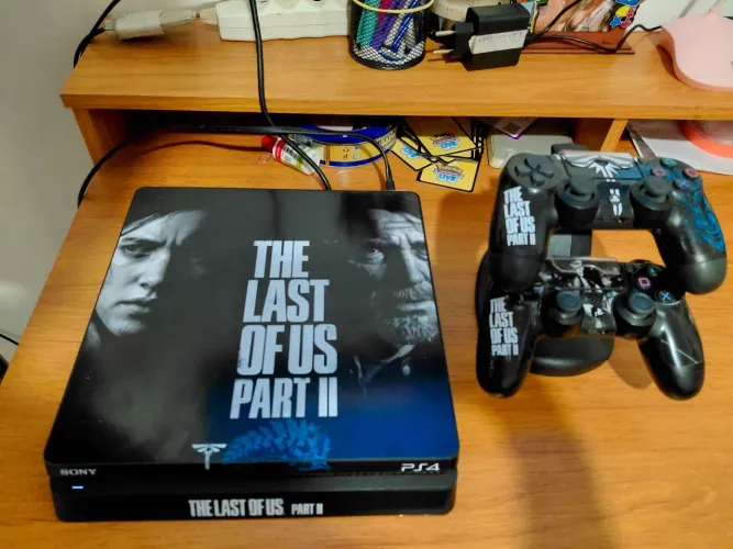 Ps4 slim 1 terá de memória com 2 controles mais jogos 