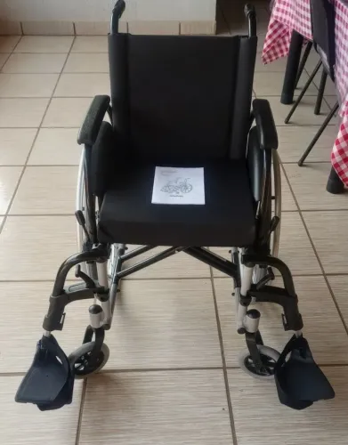 Cadeira de rodas e cadeira de banho