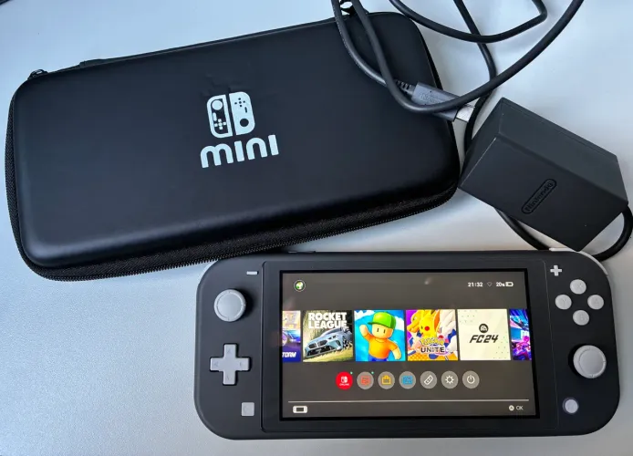 Nintendo Switch Lite (pouquíssimo uso, não aceito troca)