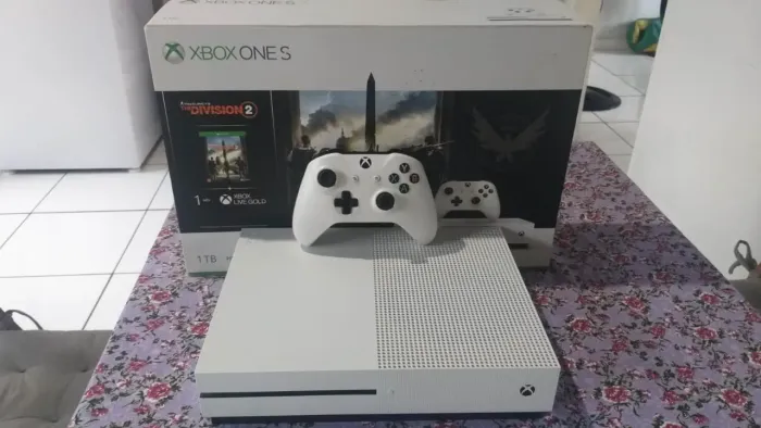 Xbox One S 1 TB seminovo com caixa