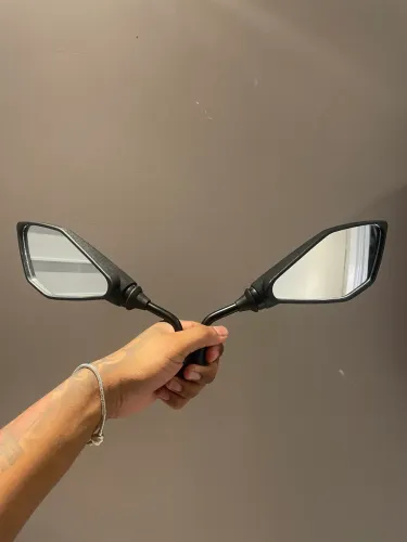 Retrovisor para moto, boa visibilidade, fácil instalação e pronto para uso.
