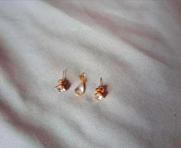 vendo conj de brincos e pingente de ouro com zirconia 