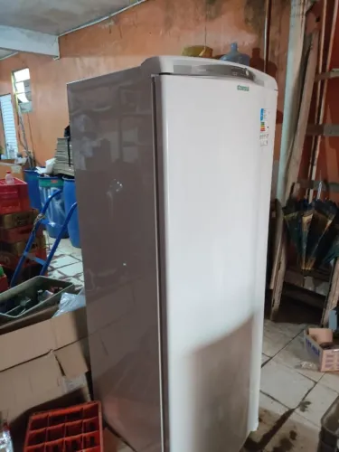 Geladeira semi nova a venda 