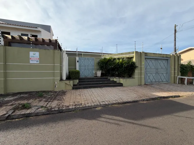 CASA À VENDA NA VL. SANTA ROSA EM APUCARANA.