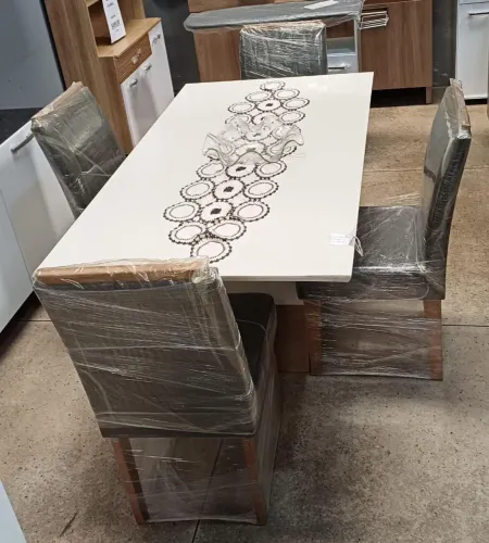 Mesa Grande 4 cadeiras estofadas