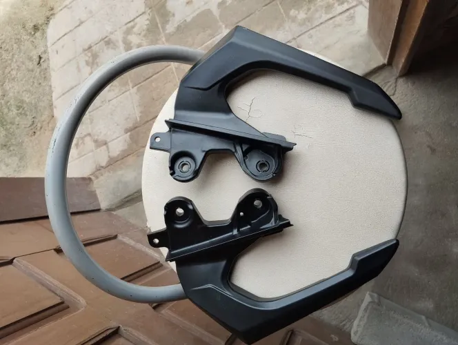 Vendo um par de alça da moto fan 2026 /ZAP *